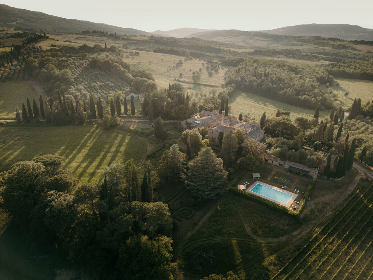 Dronepicture of the wedding venue in tuskany with a breathtaking green landscape.