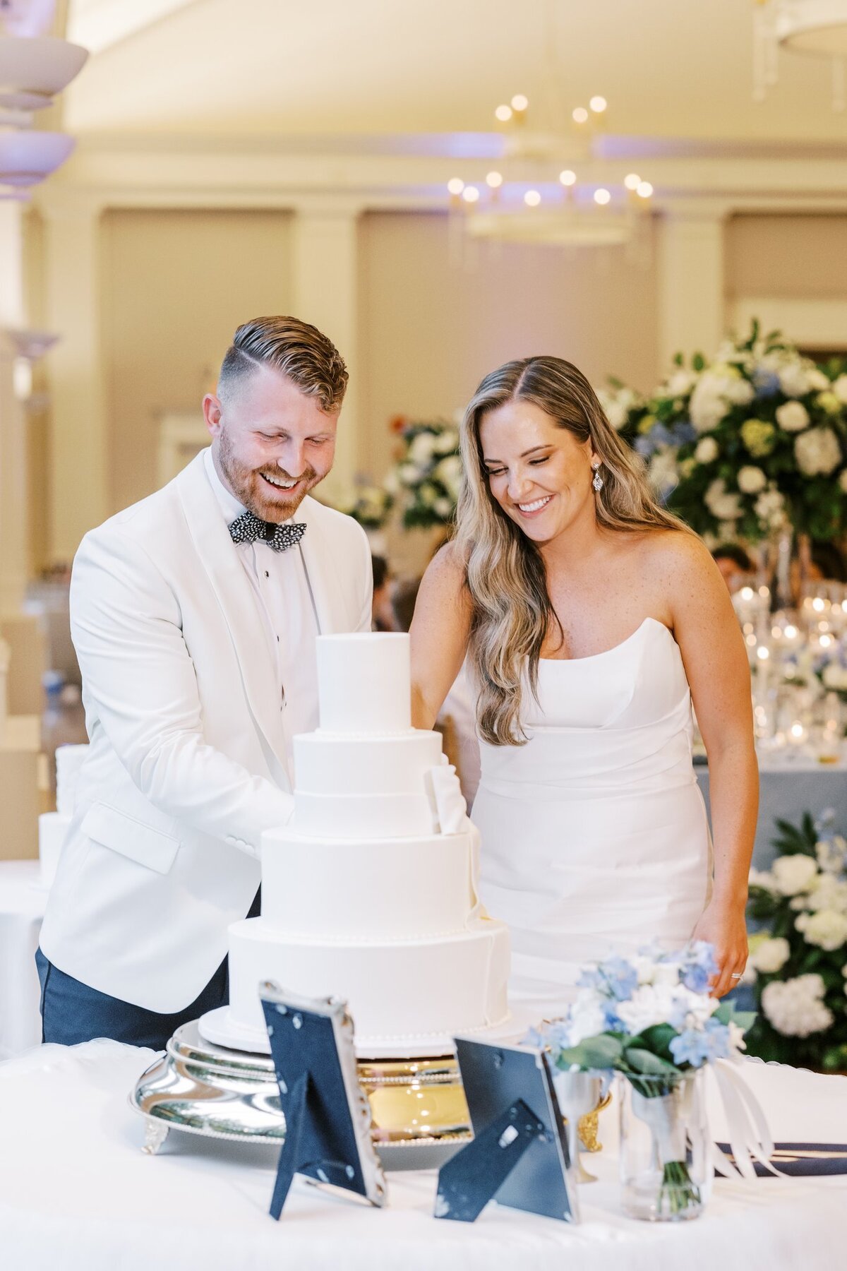 Wedding Couple cutting wedding cake