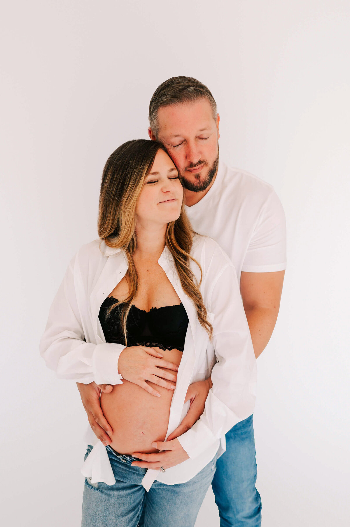 Springfield MO maternity photographer Jessica Kennedy of The XO Photography captures parents hugging mom's baby bump