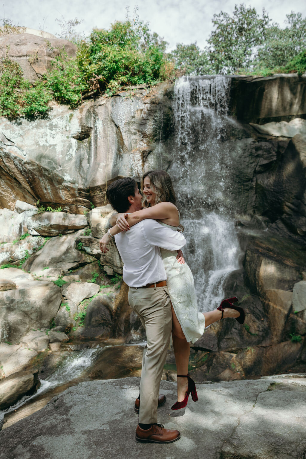 meredith-michel-photography-waterfall-lift-romantic-engagement-richmond-va
