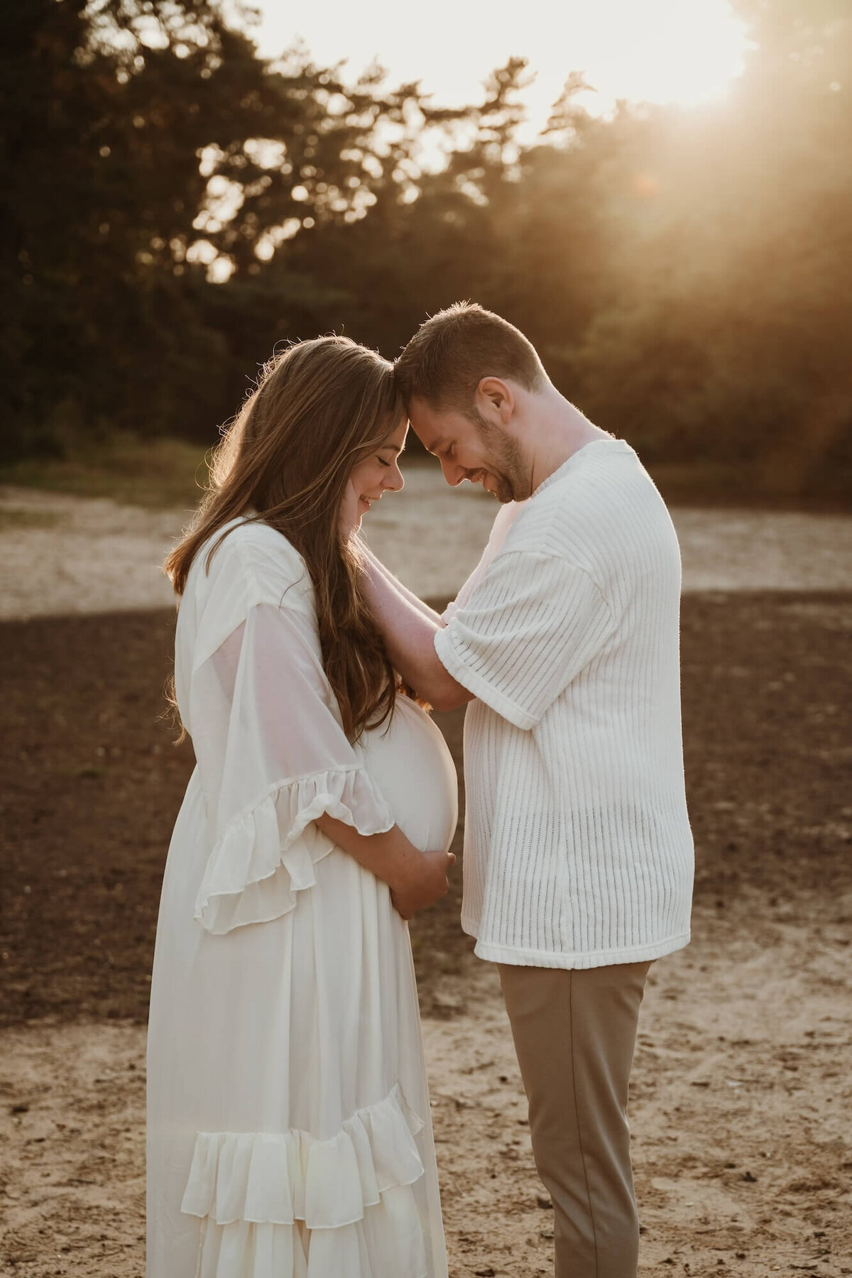 zwanger koppel tijdens golden hour door fotograaf Eline Hemelt