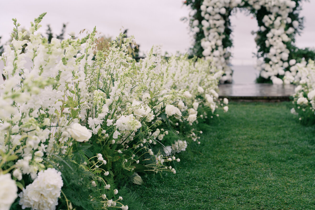 white-wedding-ceremony-flowers-newport-rhode-island