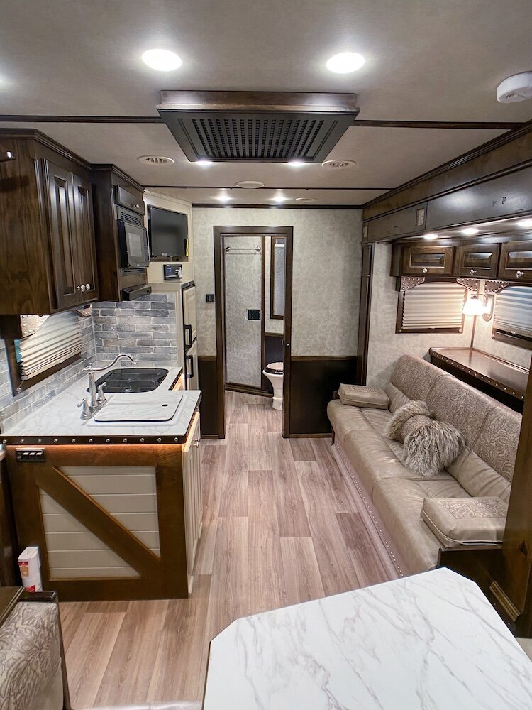 luxury-living-quarter-horse-trailers-trail-boss-conversions-living-areas-42