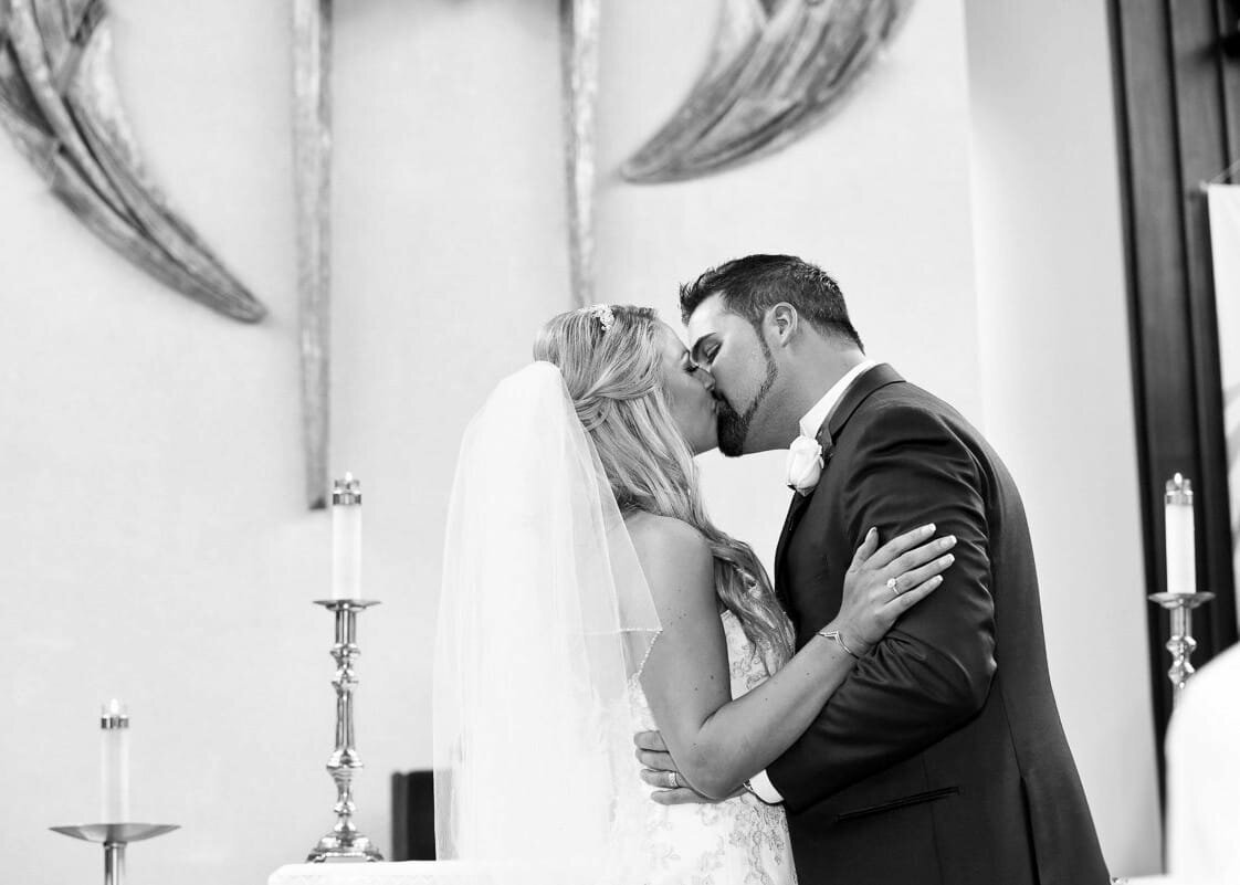 bride-groom-kiss-wedding-ceremony-black-white