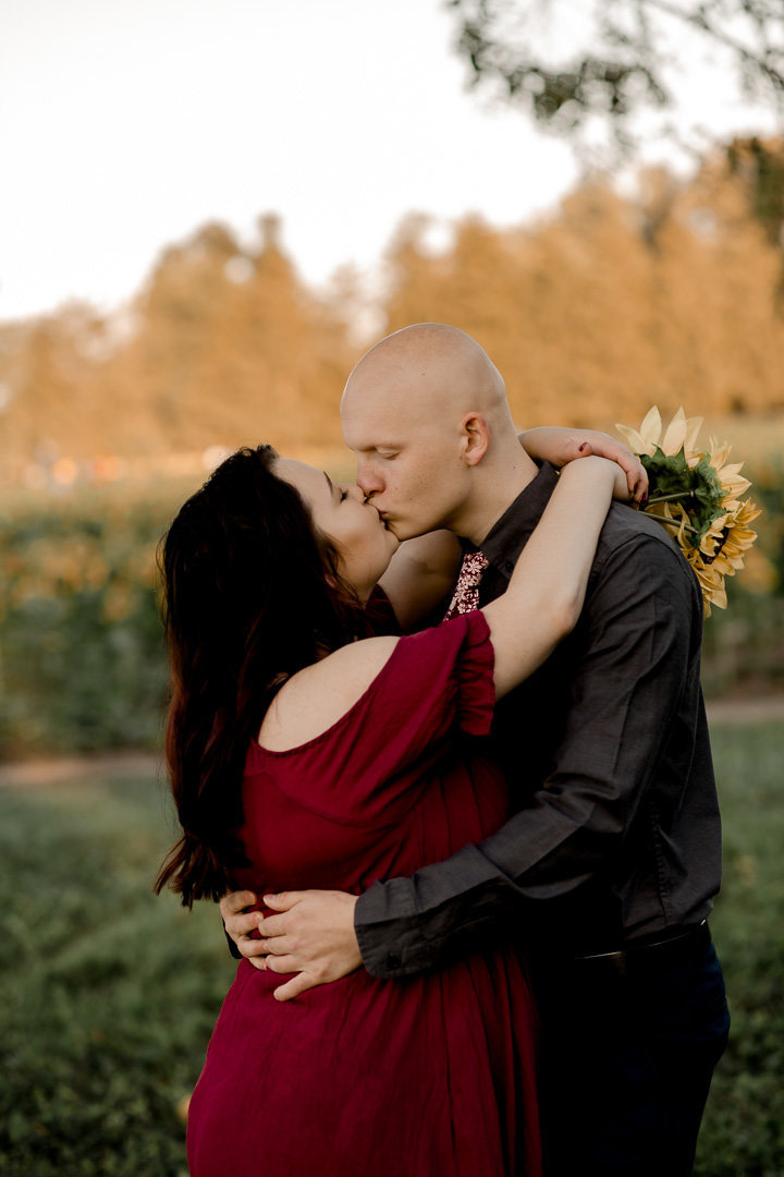 Engagement session in the sunflower field0032