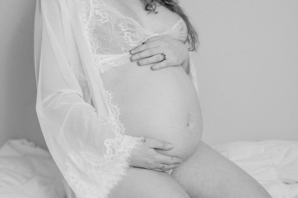 intimate-maternity-boudoir-session-18