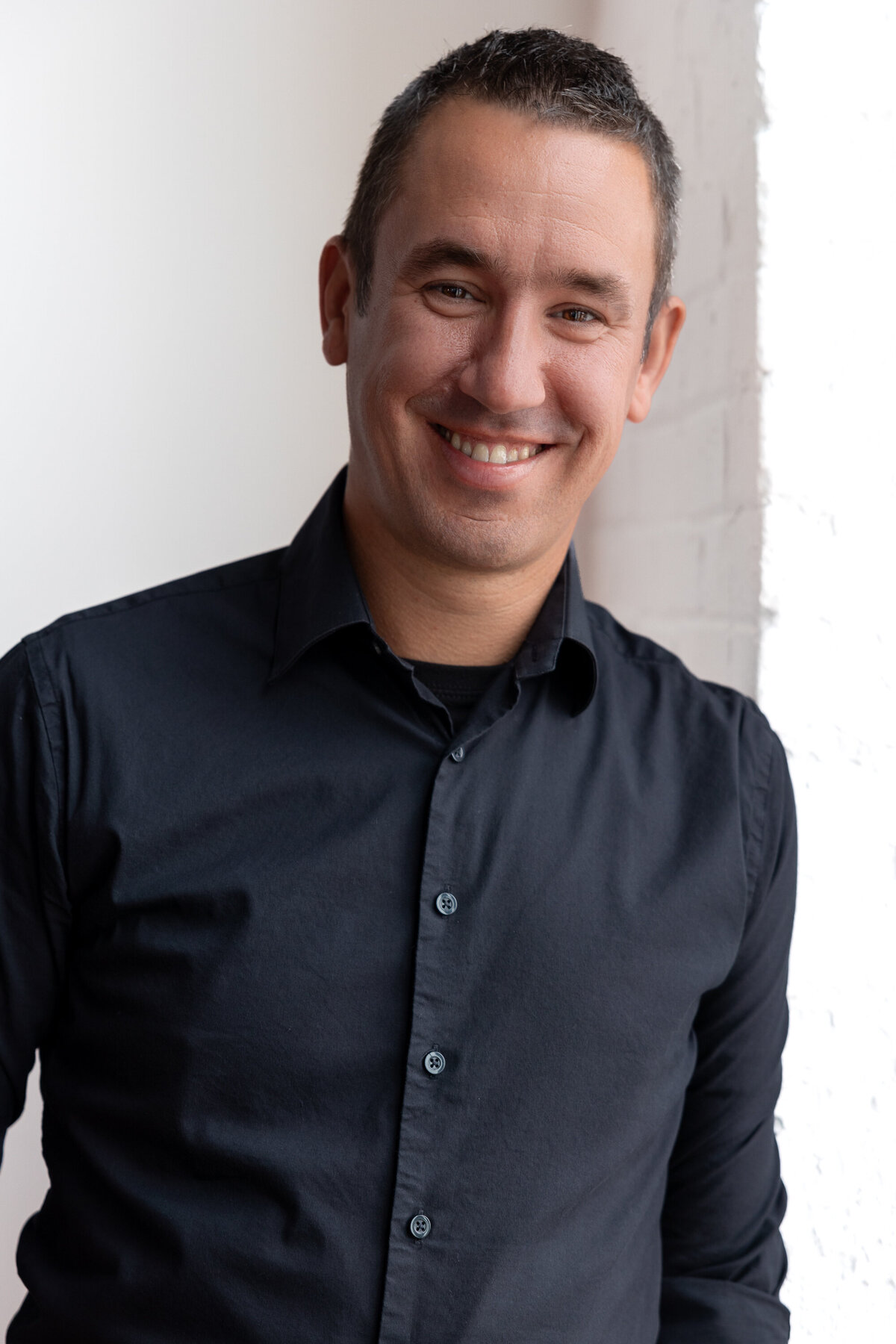 Photographe de studio Lumière naturelle Homme à la fenêtre