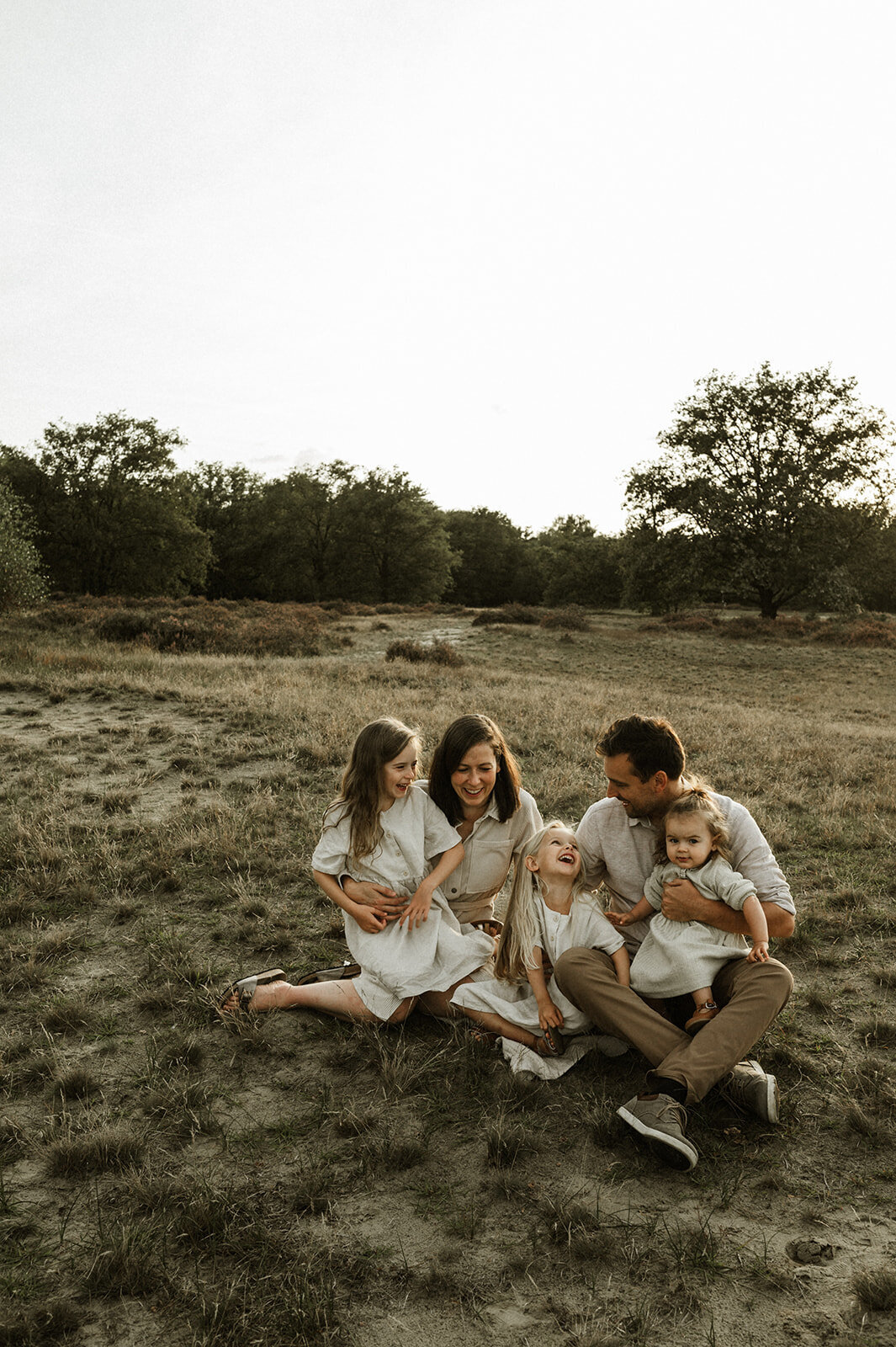 Gezinsfotografie in Nijlen tijdens golden hour – pure, spontane momenten vastgelegd in de heide.