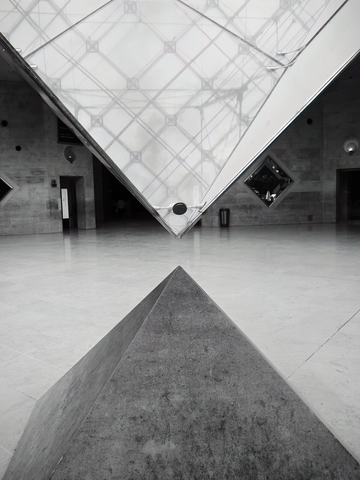 Louvre-DeNoiseAI-low-light