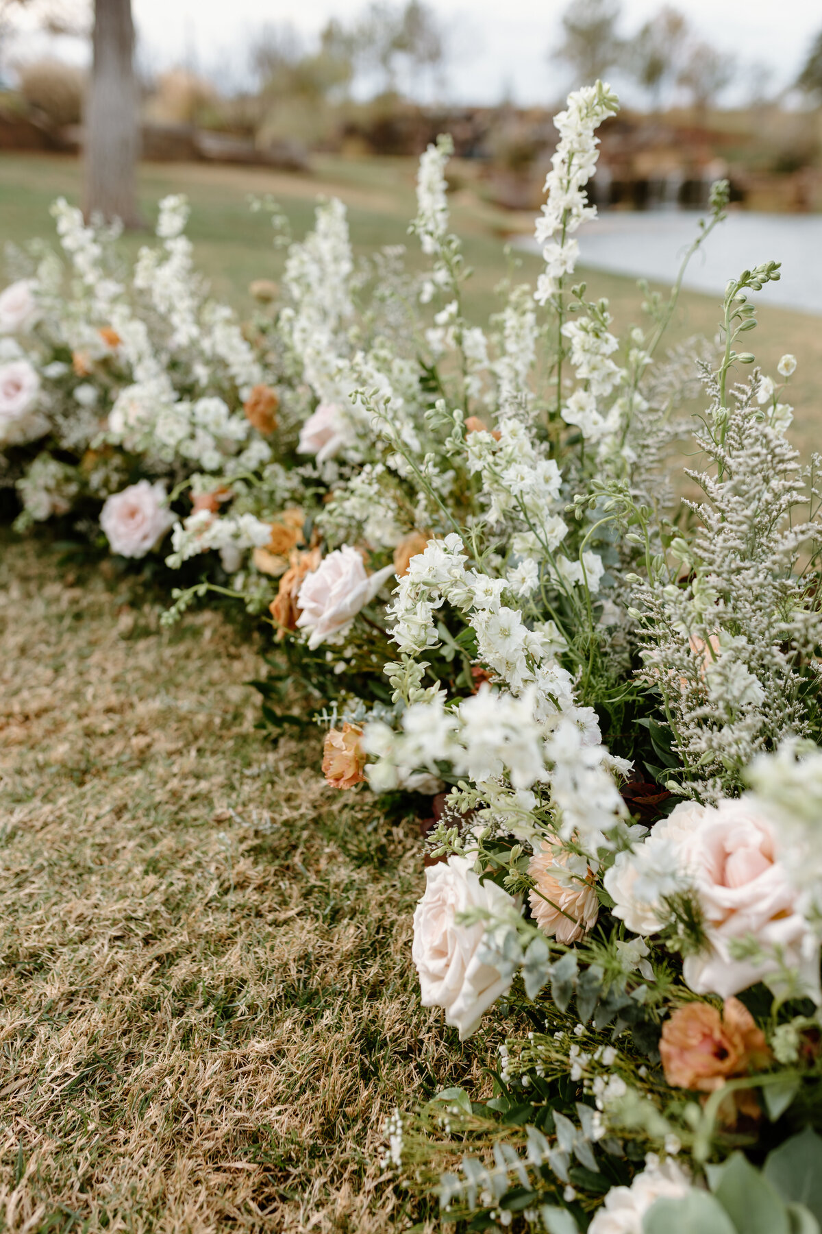 luxary-wedding-florist-oklahoma-ground-installation