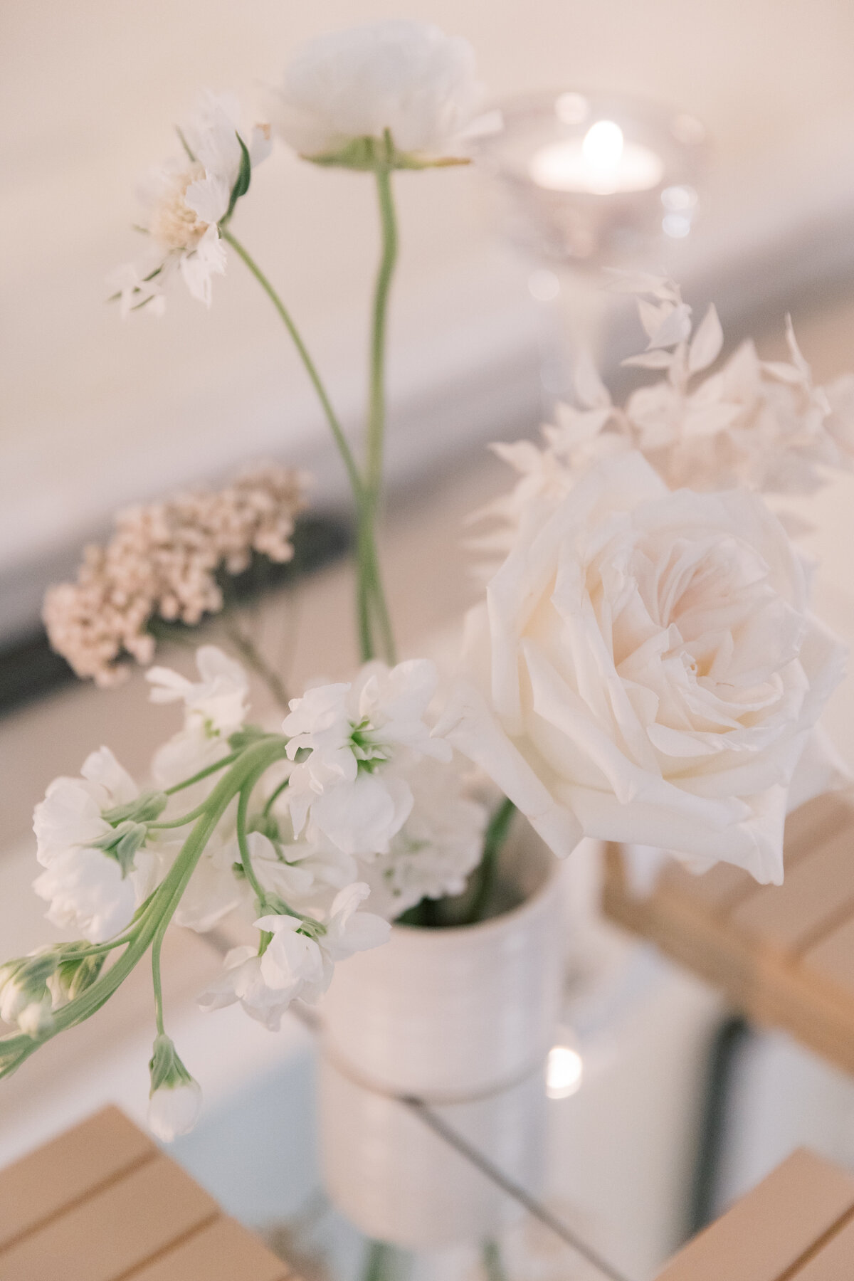 white-flower-centerpieces