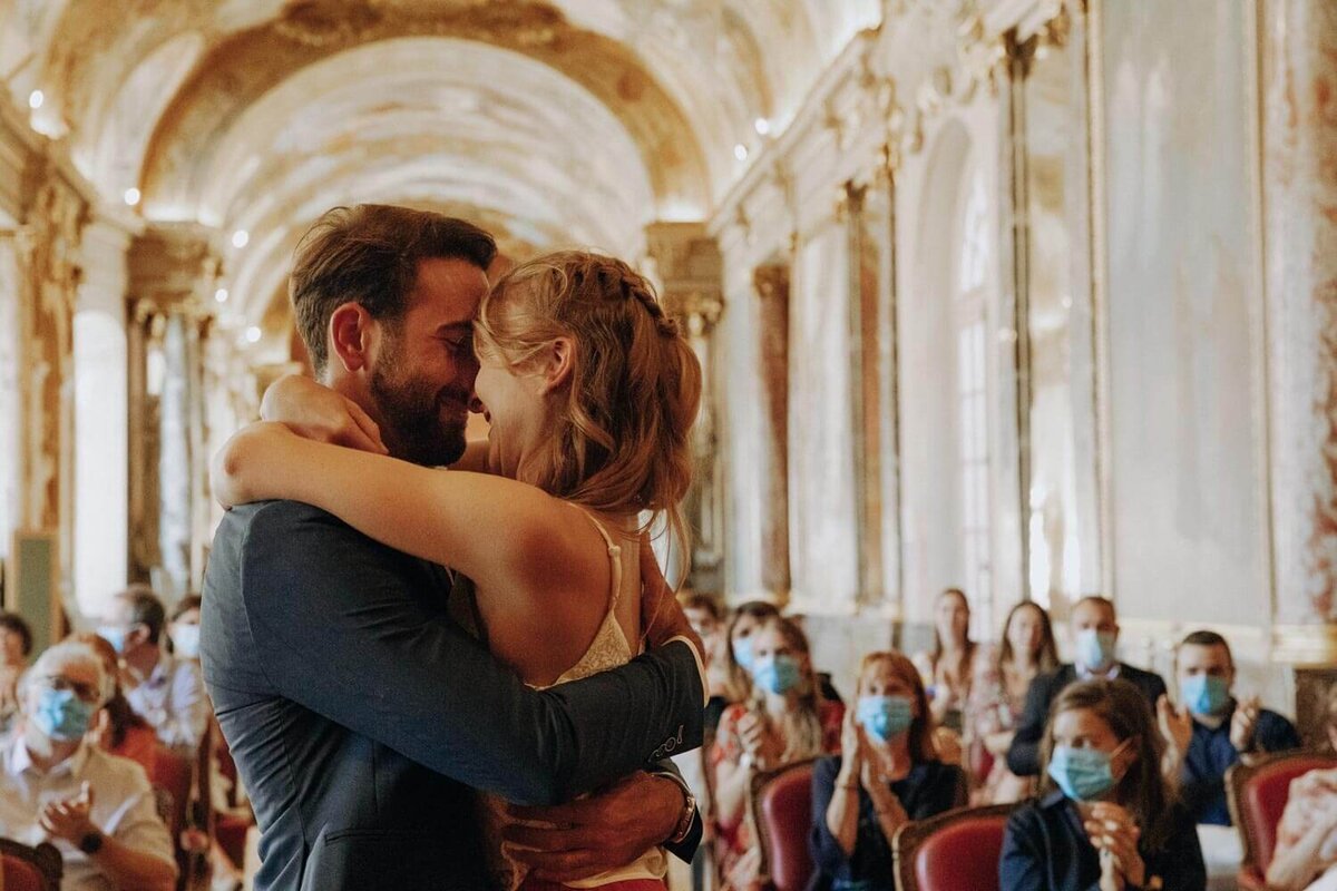 mariés qui se disent oui dans la mairie de capitole