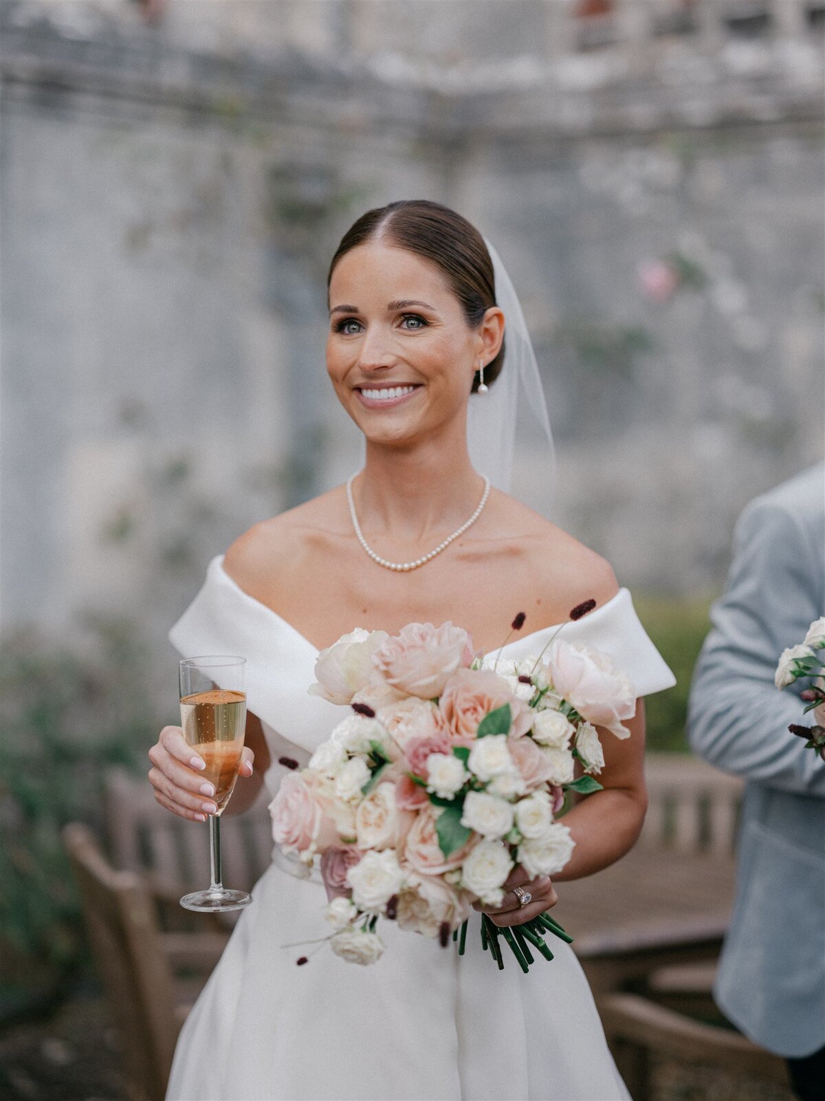 MadelineGeorge_CocktailHour_0541_Wizz & Wild Wedding Florals