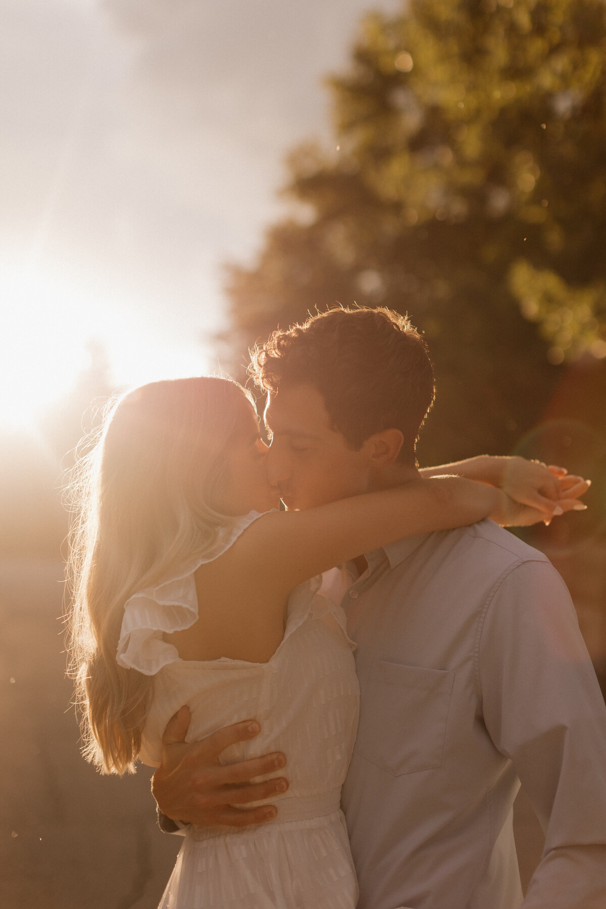 Indianapolis engagement photographer sunset candid kiss