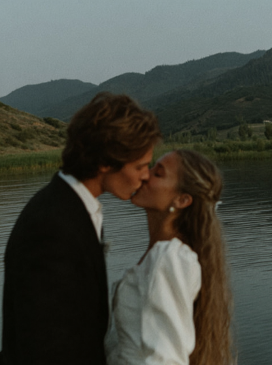 u8487914977_a_wedding_photo_of_the_bride_and_groom_in_front_o_582d6f71-4216-4712-816c-8cf16f2a94cc_1