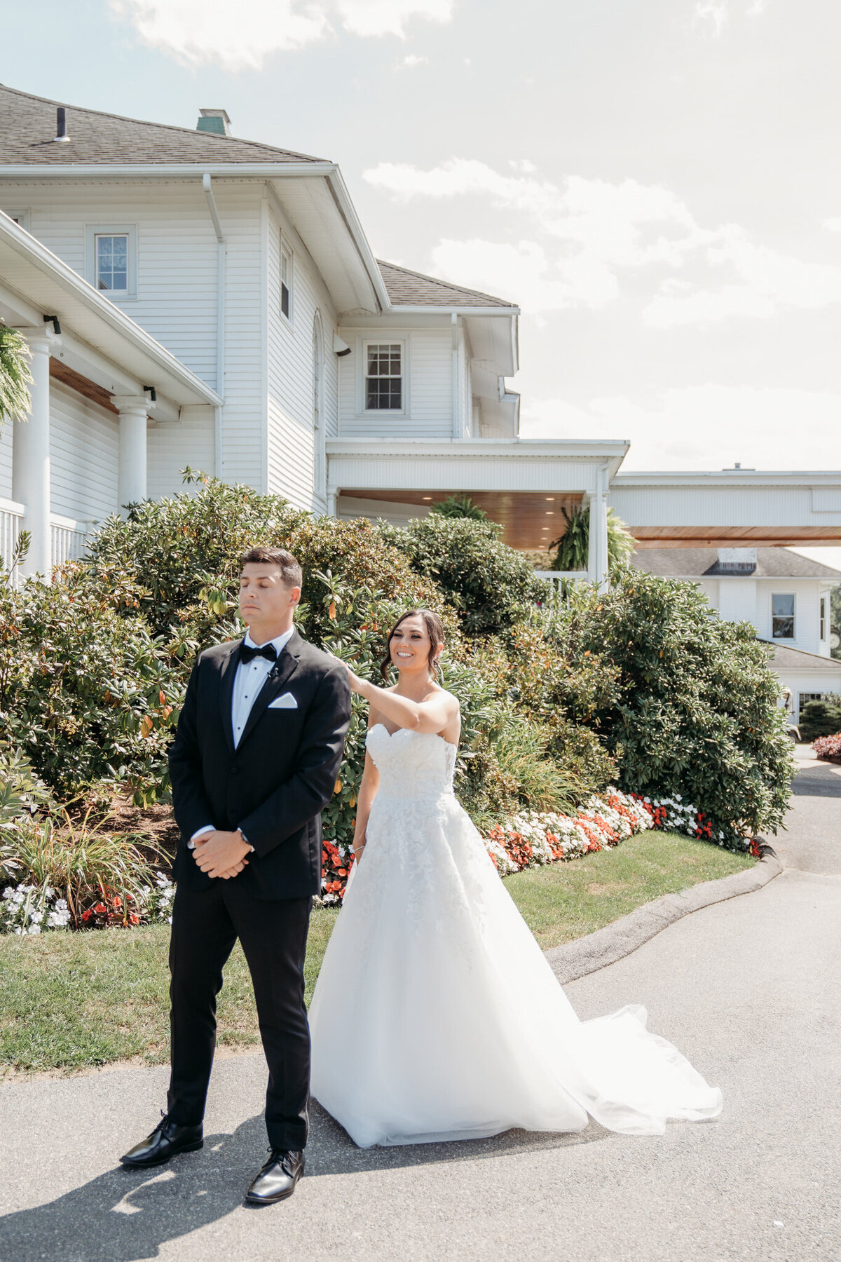 first-look-at-springfield-country-club-wedding