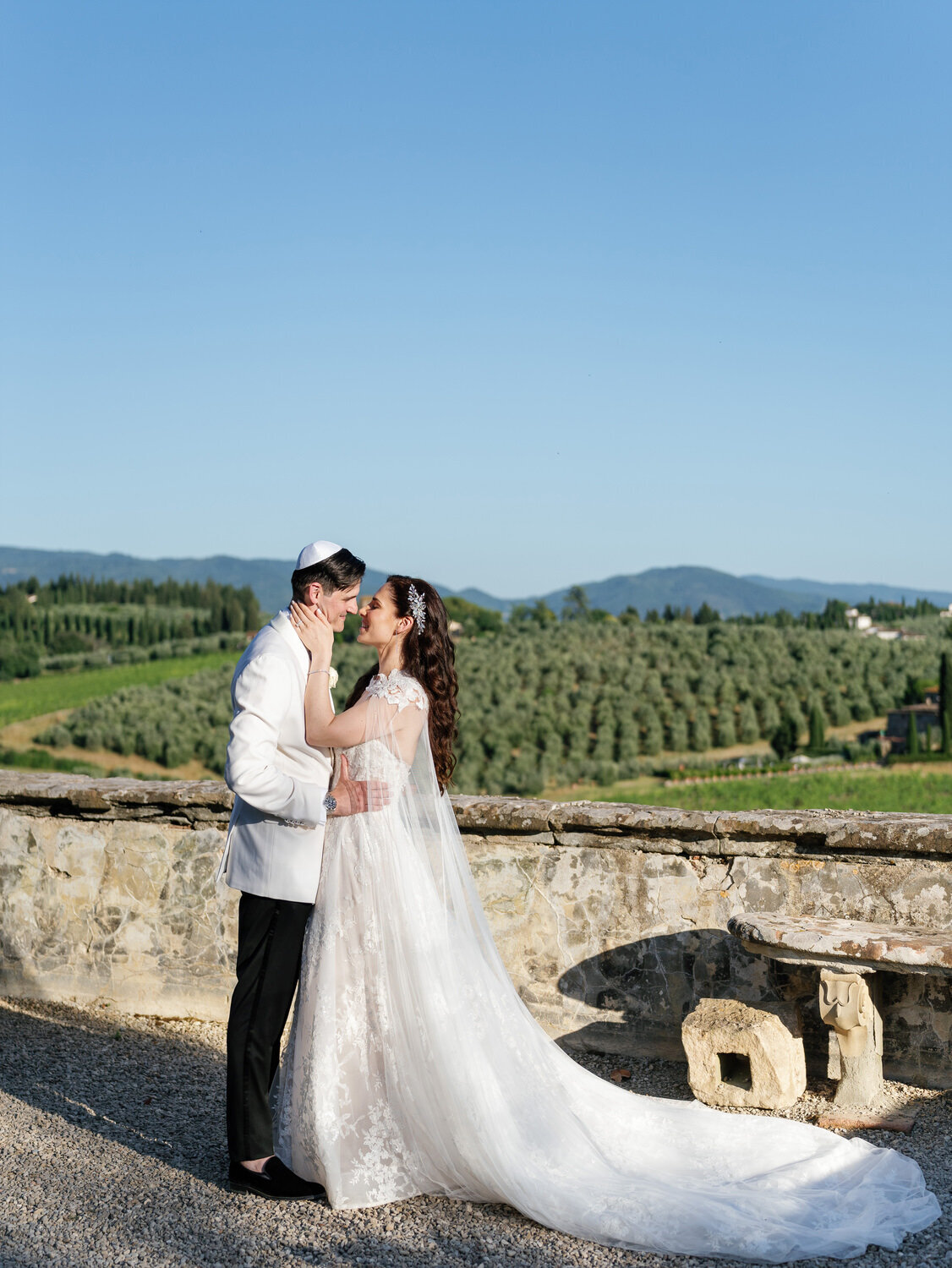 112-Bride-and-Groom-Under-Italian-Sun