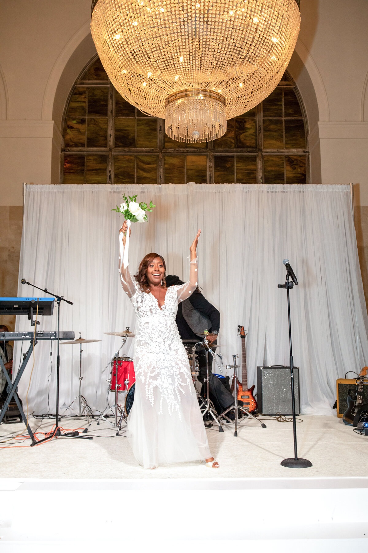 southern-exchange-ballroom-atlanta-ga-bride-bouquet-toss