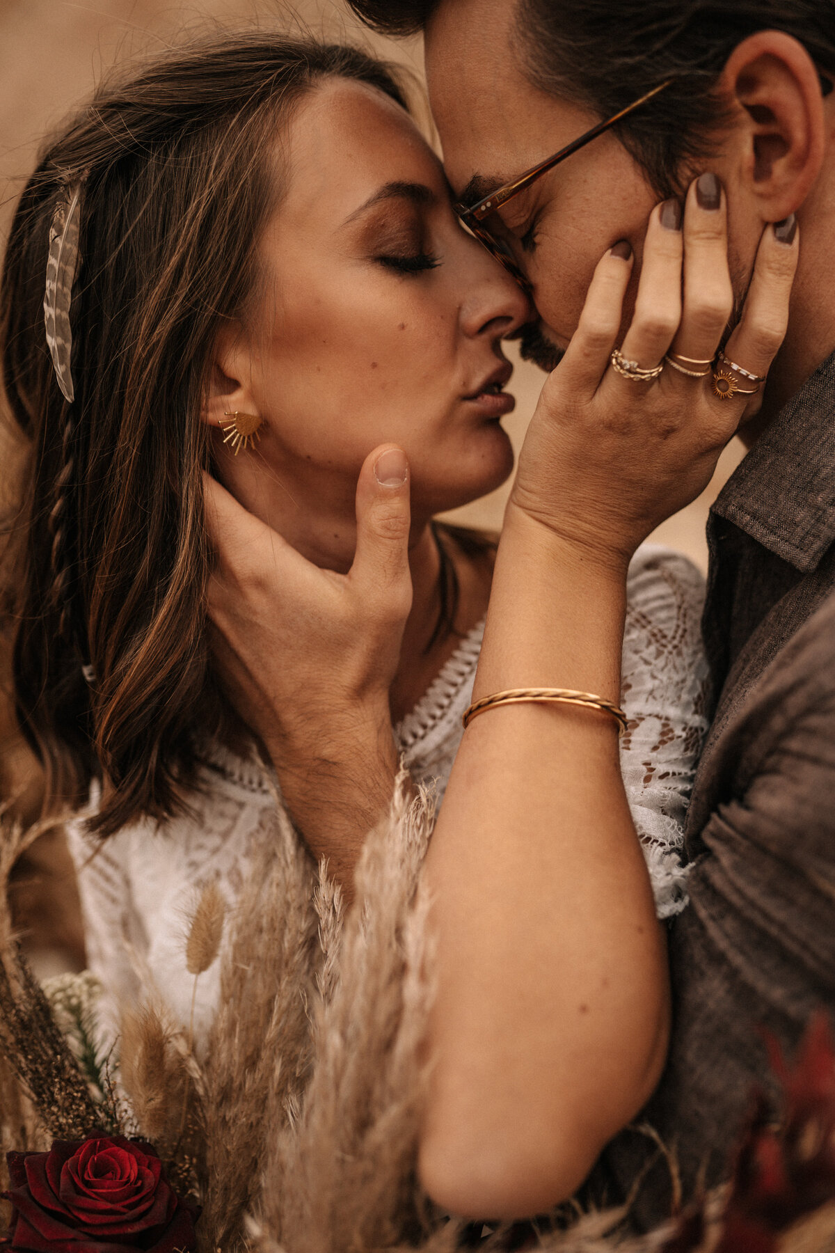Nahaufnahme von einem Brautpaar kurz vorm Kuss
