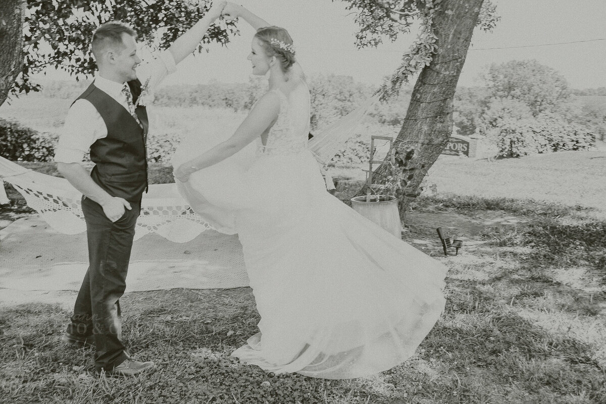 first look _ alaynna ann schwartz _ harpors vinyard _ iowa photographer _ playlife photography_0229