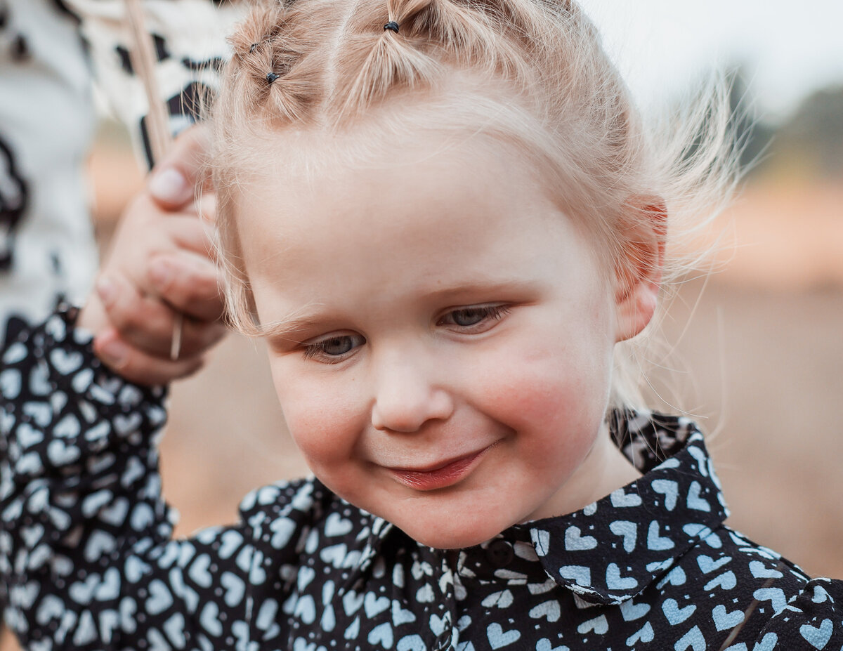Portretfoto tijdens gezinsshoot van dochter.