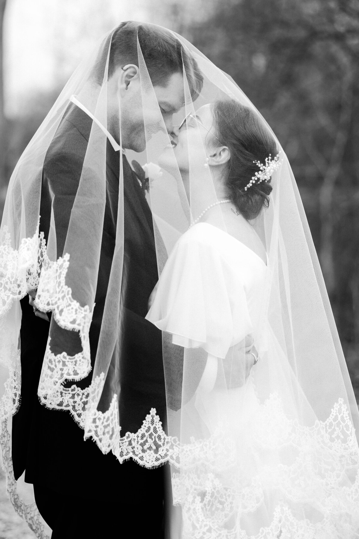 Black-and-white-romantic-under-the-veil-image