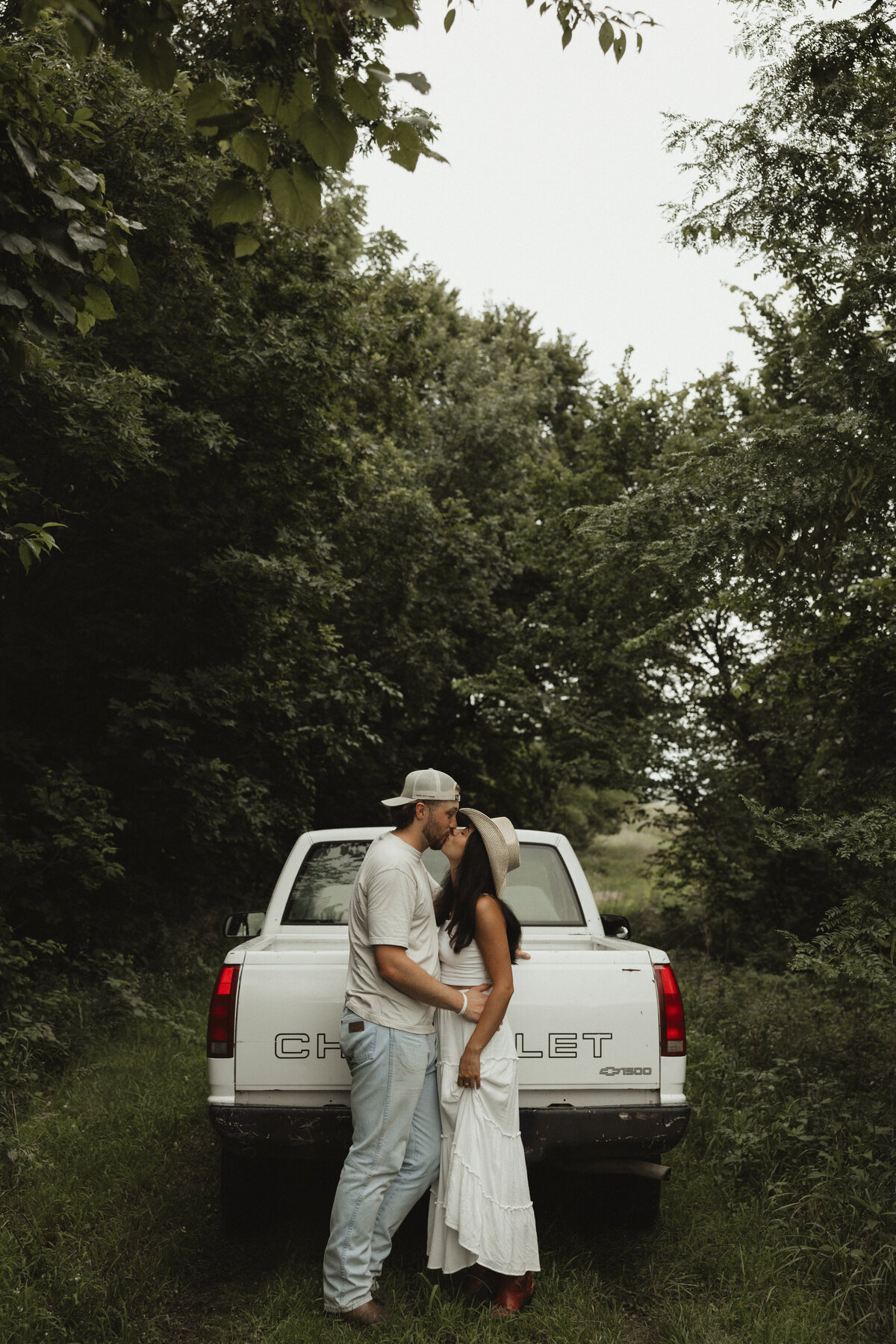 Wildflowercouplessessionwithtruck_emilyarwinephoto-45