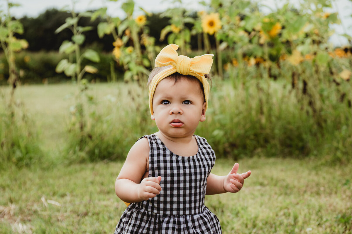 indiana-family-westfield-sunflower-field-nightingalea and willow photography--11