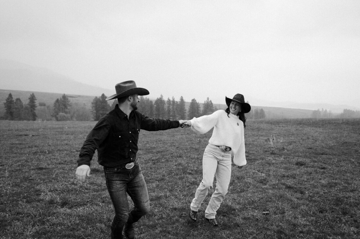 presley-gray-photo-montana-western-style-engagement-3588