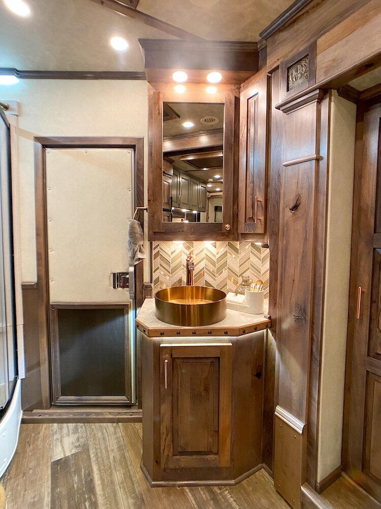 luxury-living-quarter-horse-trailers-trail-boss-conversions-bathrooms-12