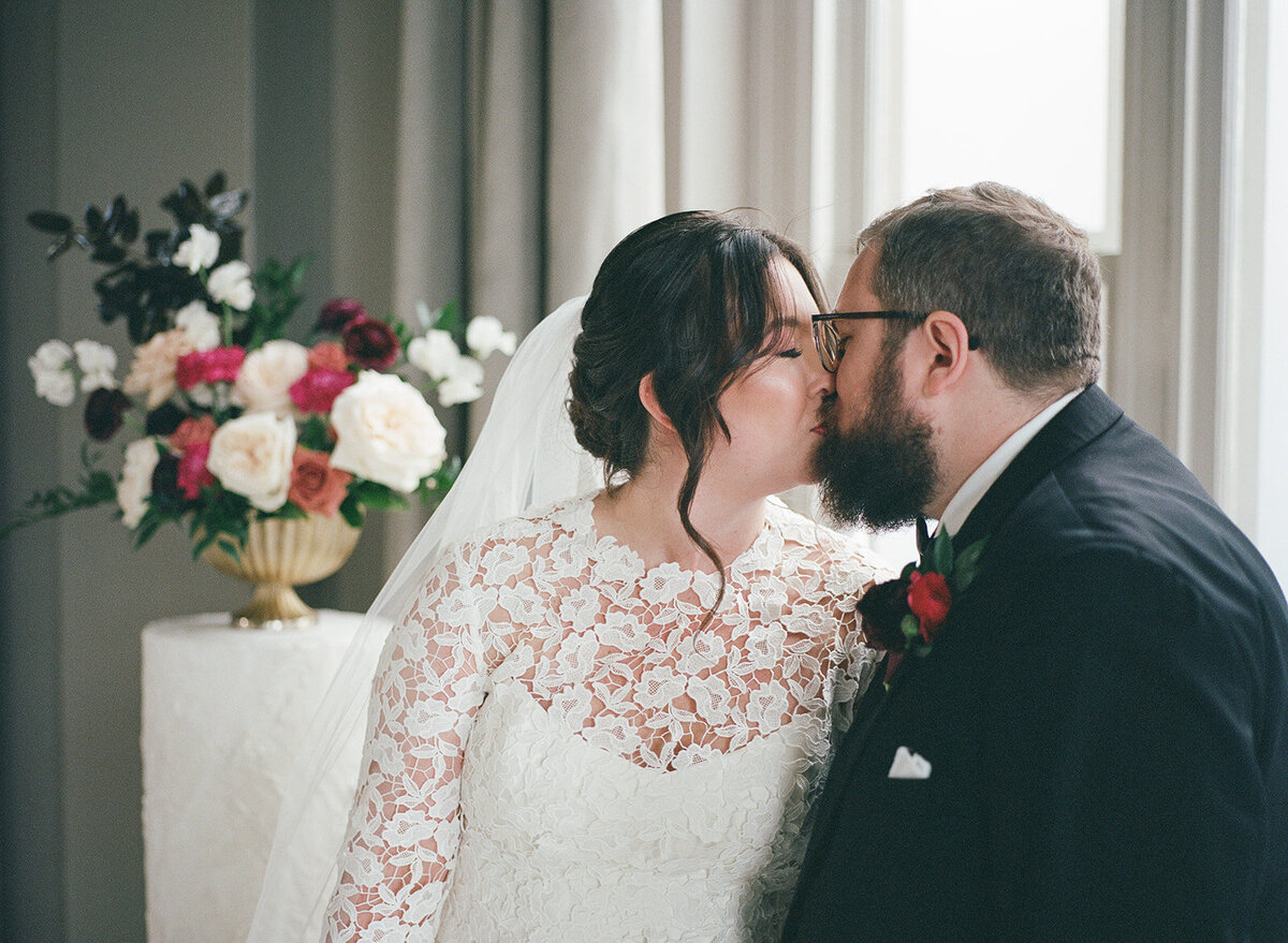 classic-colorful-wedding-flowers-georgian-hall-atlanta-florist-floral-installation_3 (1)