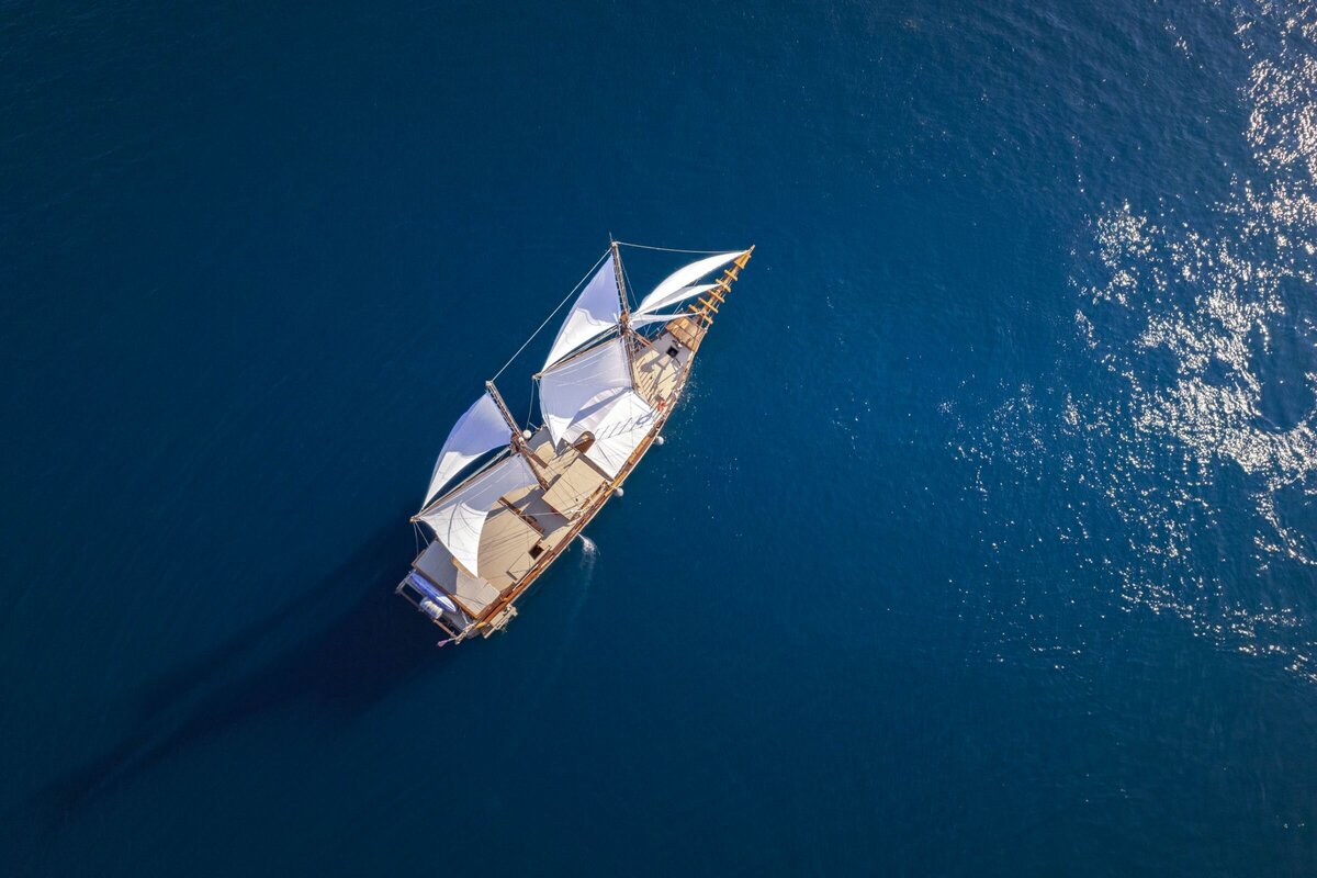 Luxury Yacht Bali - 22_Nataraja_Sailing_Pacific-High-min