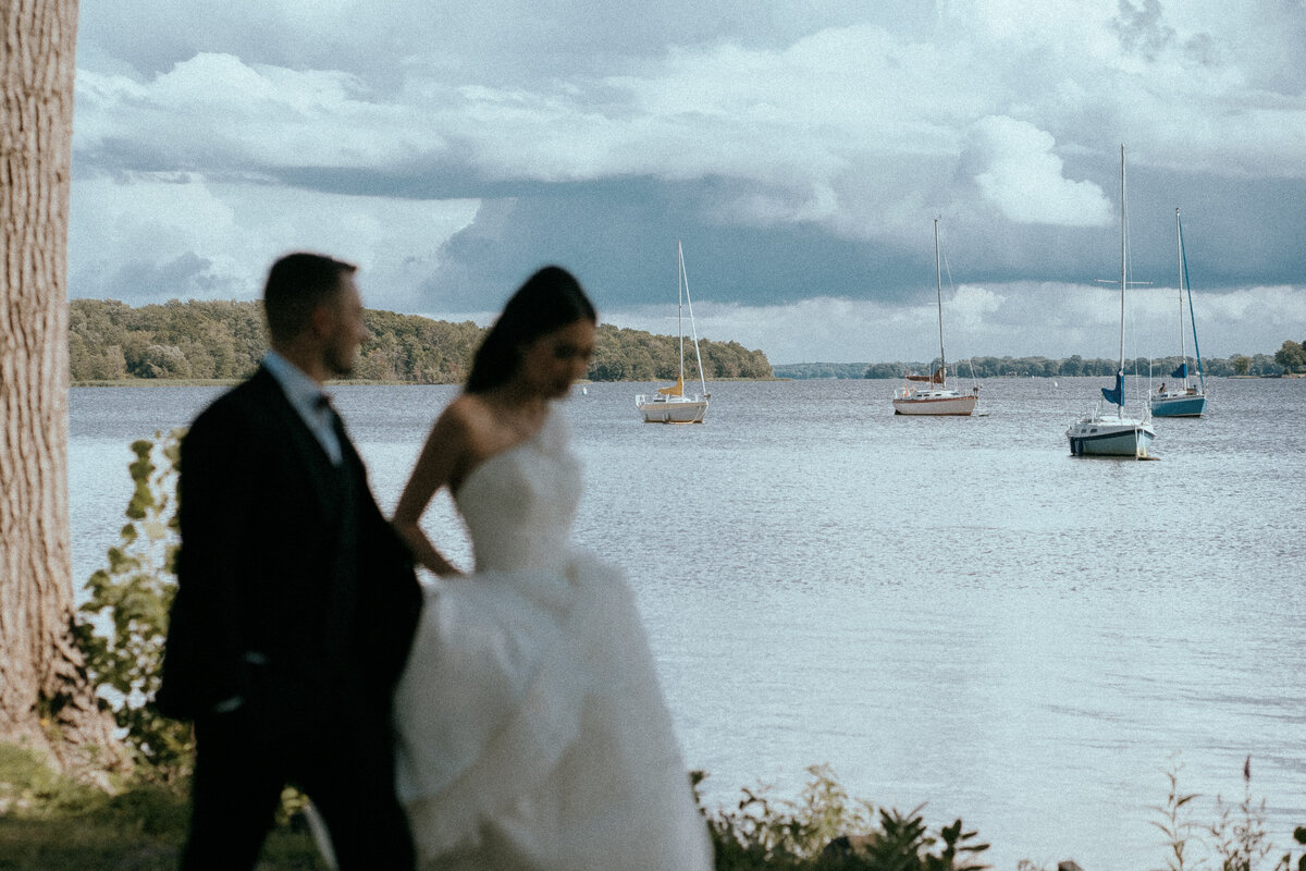newlyweds-sailing-boats-raphaelle-granger-luxury-wedding-photographer-montreal-toronto