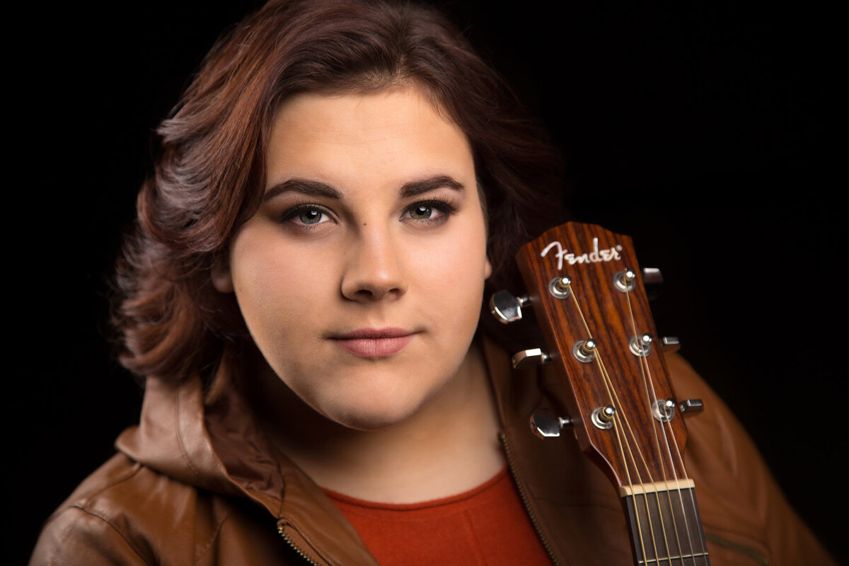 Pictures of senior girl with her Fender guitar for senior pictures in American Fork, Utah.