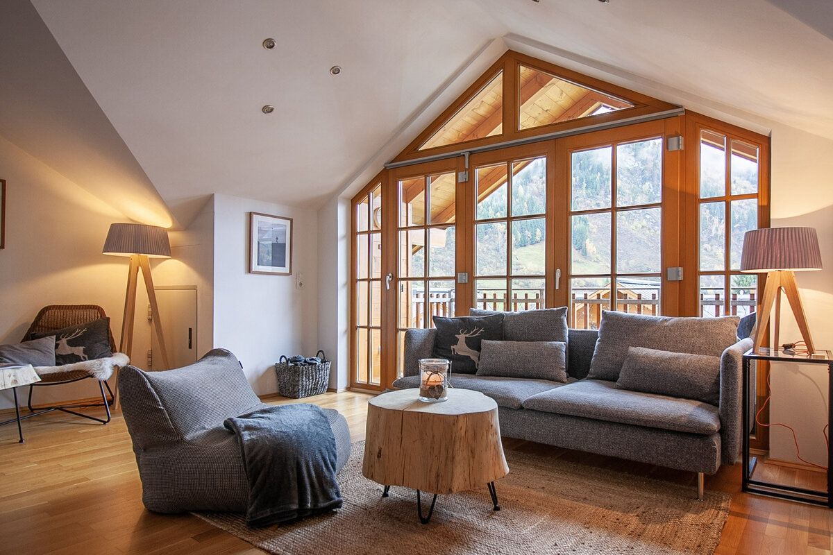Helles Schlafzimmer mit Kamin, Pflanzen und stilvoller Dekoration