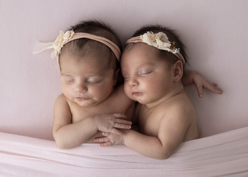 NEWBORN_BABYGIRLTWINSHOLDINGHANDSPINK