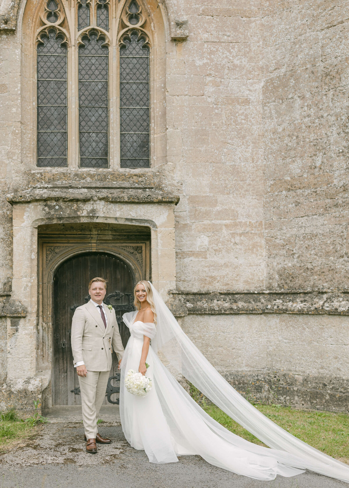 chloe-winstanley-weddings-cotswolds-bride-groom-church-door