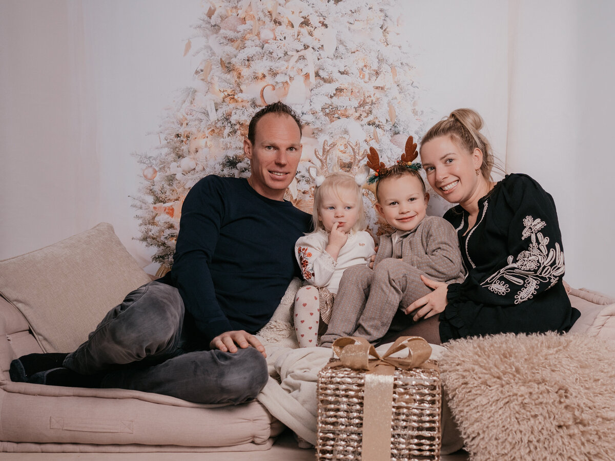 Kerstshoot-met-kerstboom- gezinshoot-amsterdam-leukfotografie-