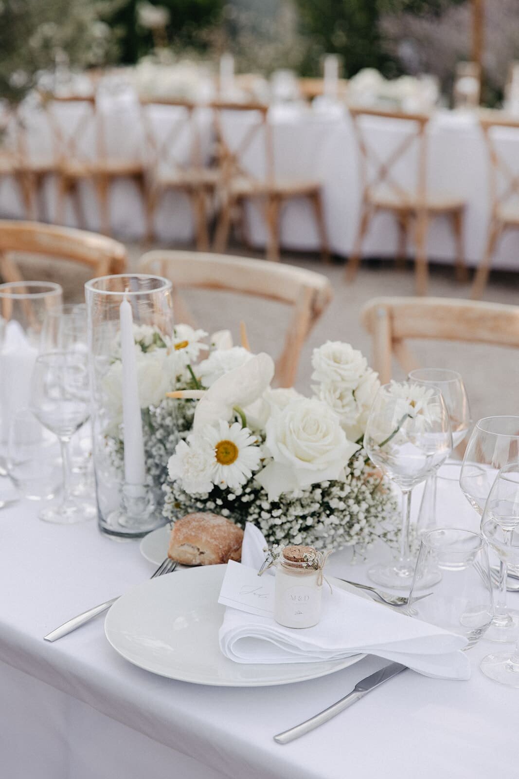 composition-florale-blanche-table-mariage