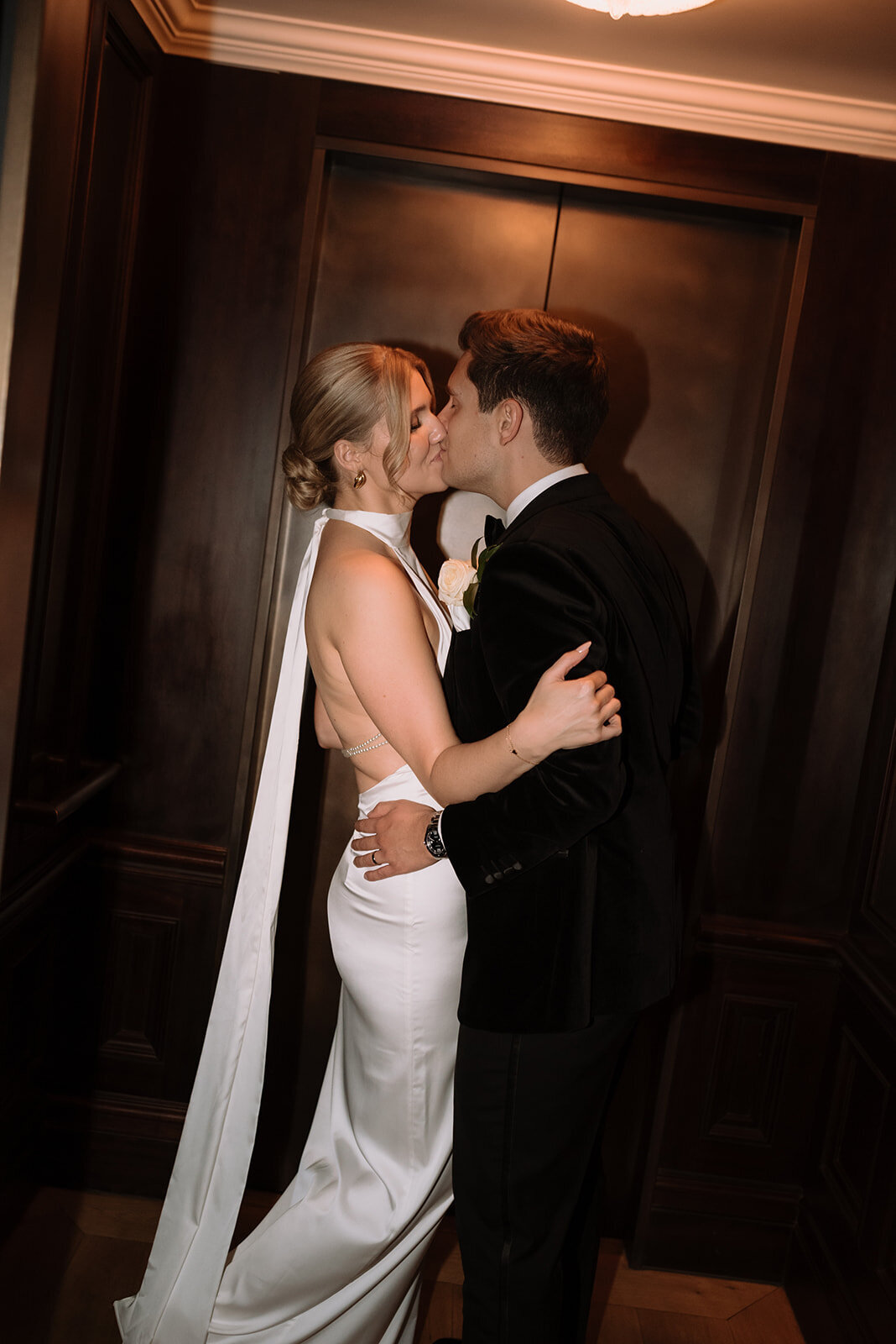 couple-kiss-in-elevator