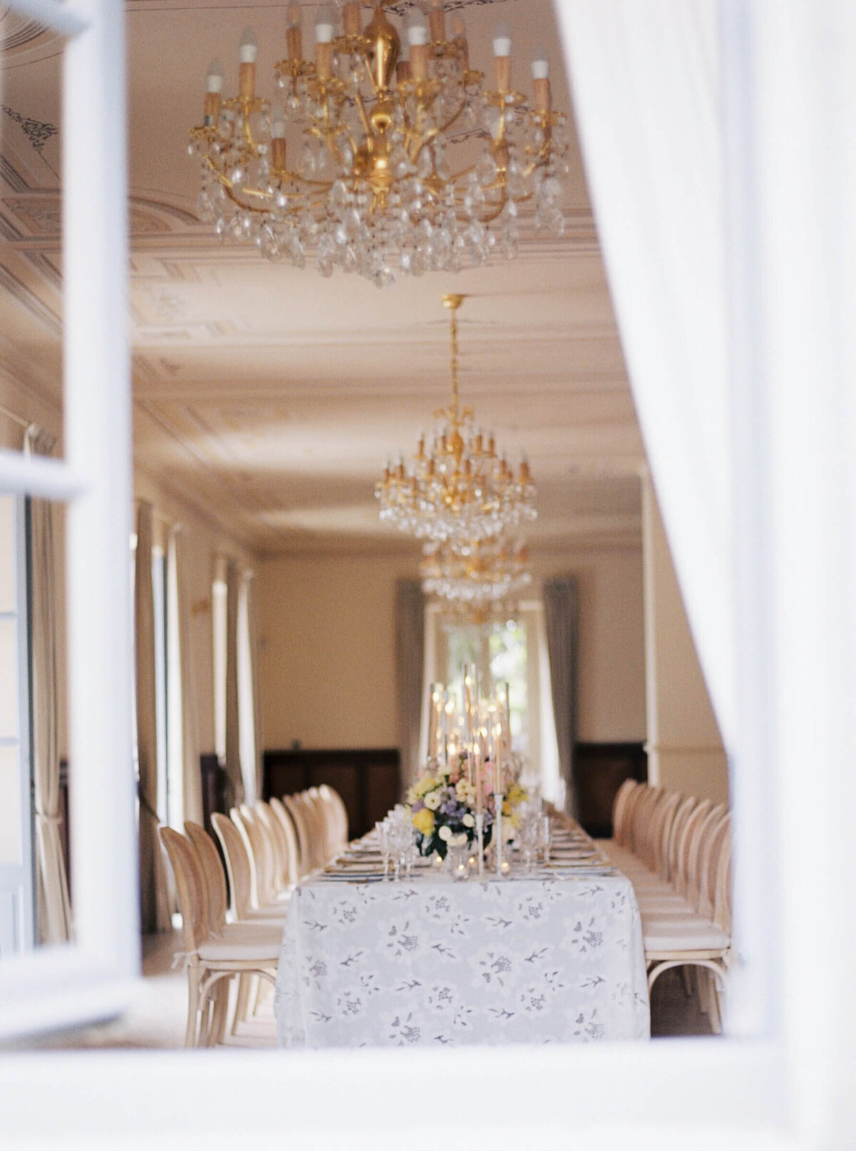 A wedding day photo of the reception cable covered in linens and candles at the wedding venue Villa Aura del Lago on Lake Como in Italy