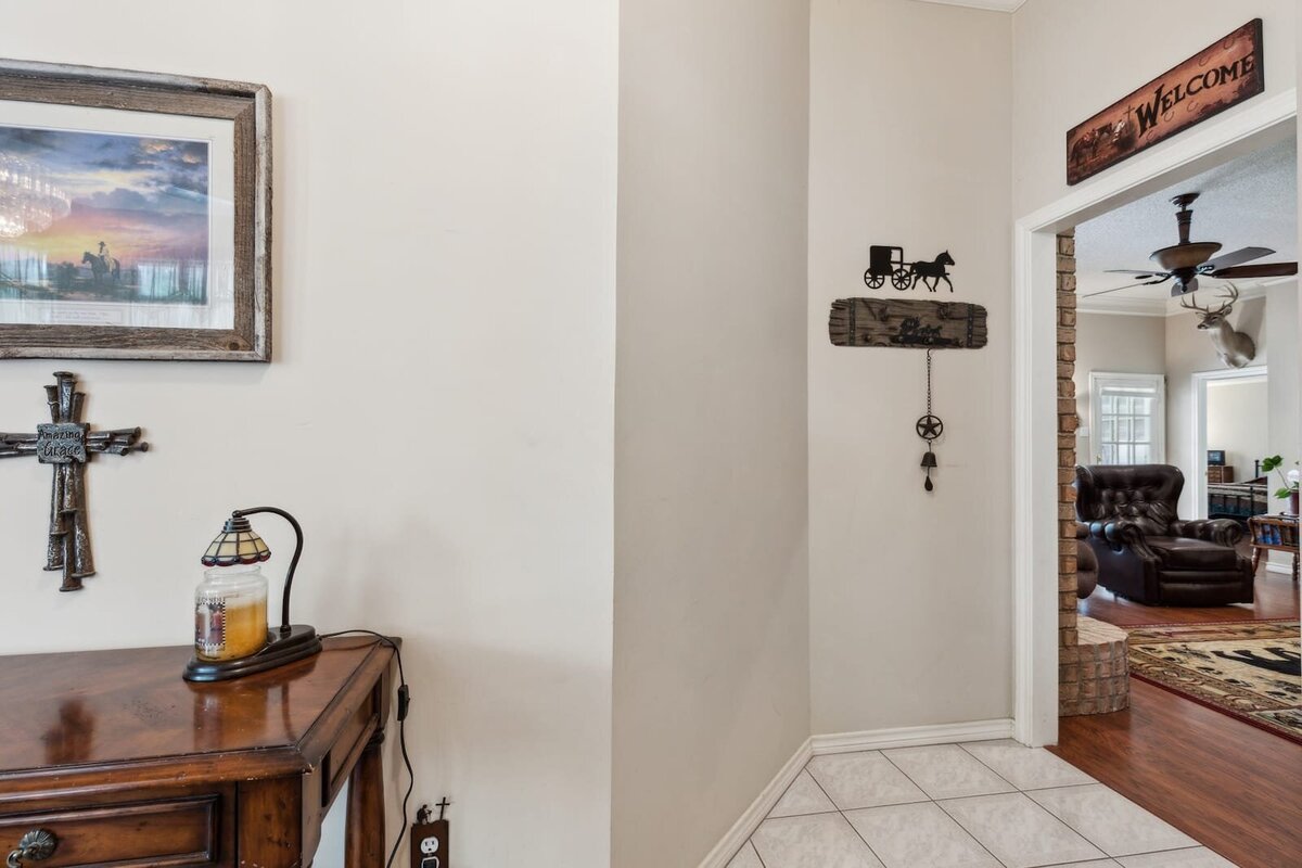 6419_shadow_lane_dallas_tx_entry_hallway_-_charming_welcome_nook_with_southwest_decor_-_haven_realty_group