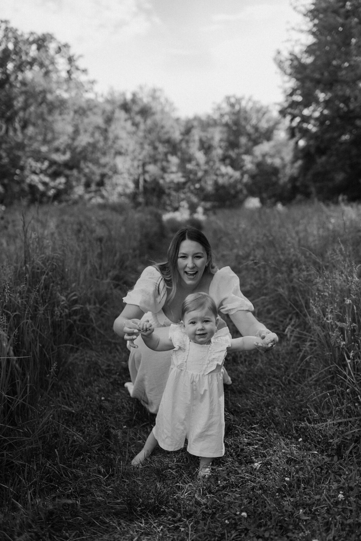 timeless-outdoor-family-maternity-photography-in-field-4