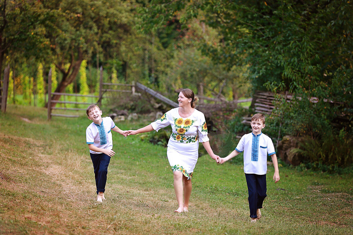 ukrainian-mom-walking-with-boys
