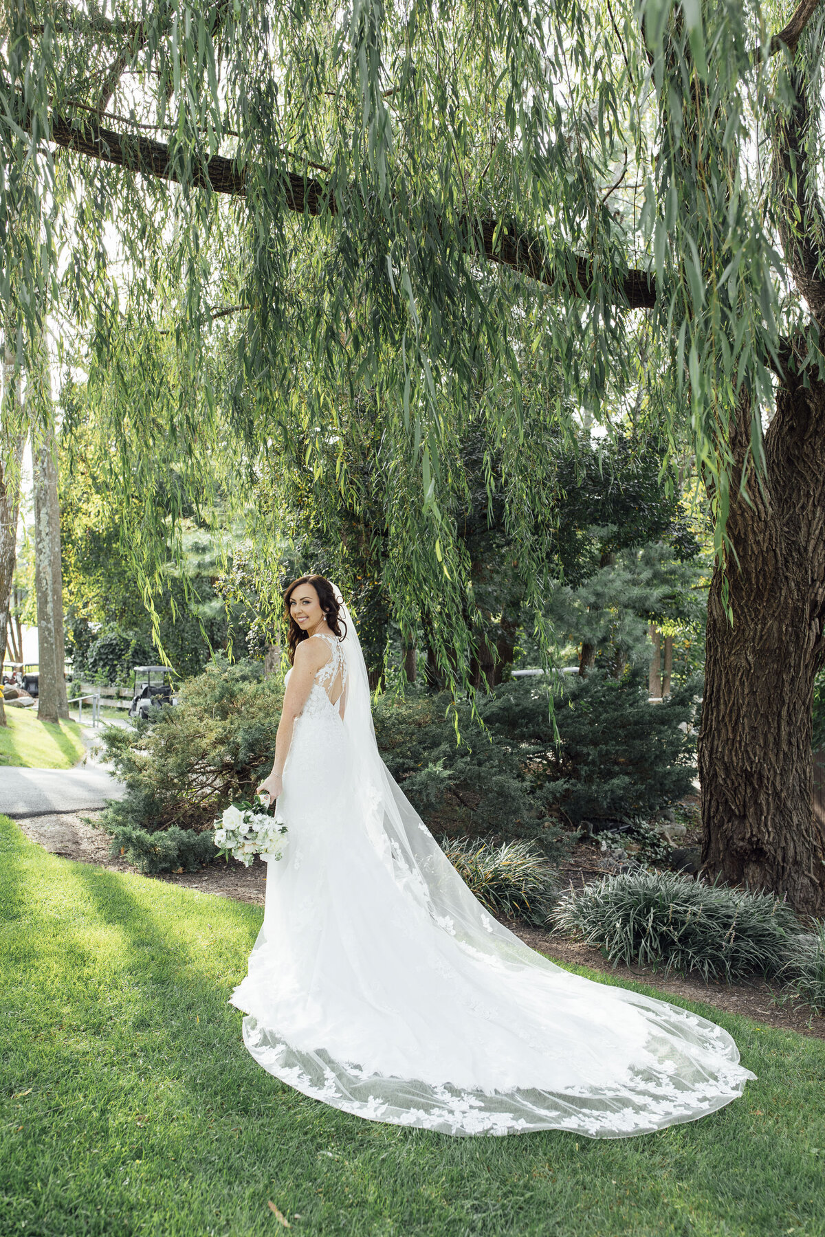 minerals-hotel-wedding-day-photo-bride-posing-under-tree-vernon-township-new-jersey