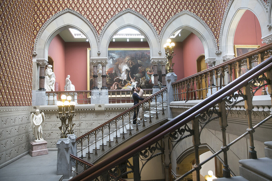 Bride and groom on steps at Pennsylvania Academy of Fine Art Wedding