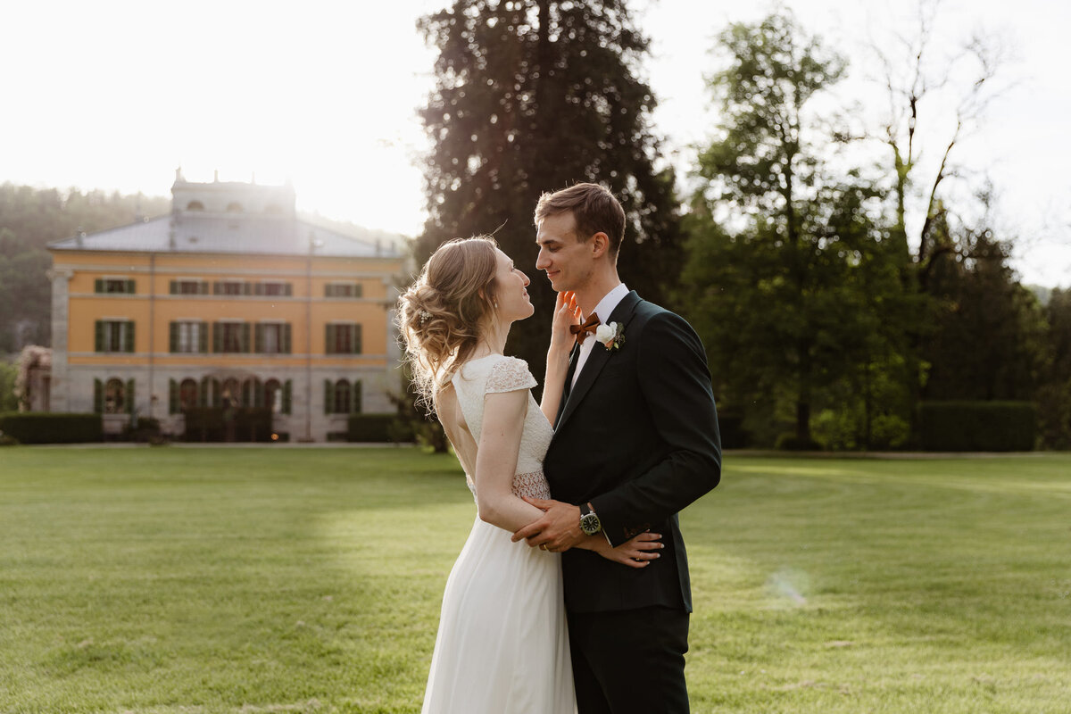 Elodie-et-Ludvik-mariage-couple-exterieur-profil1