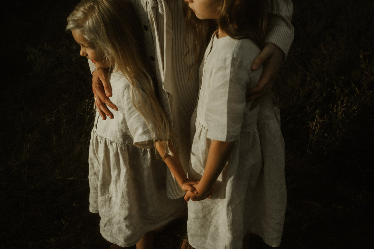 Gezinsfotografie in Nijlen tijdens golden hour – pure, spontane momenten vastgelegd in de heide.
