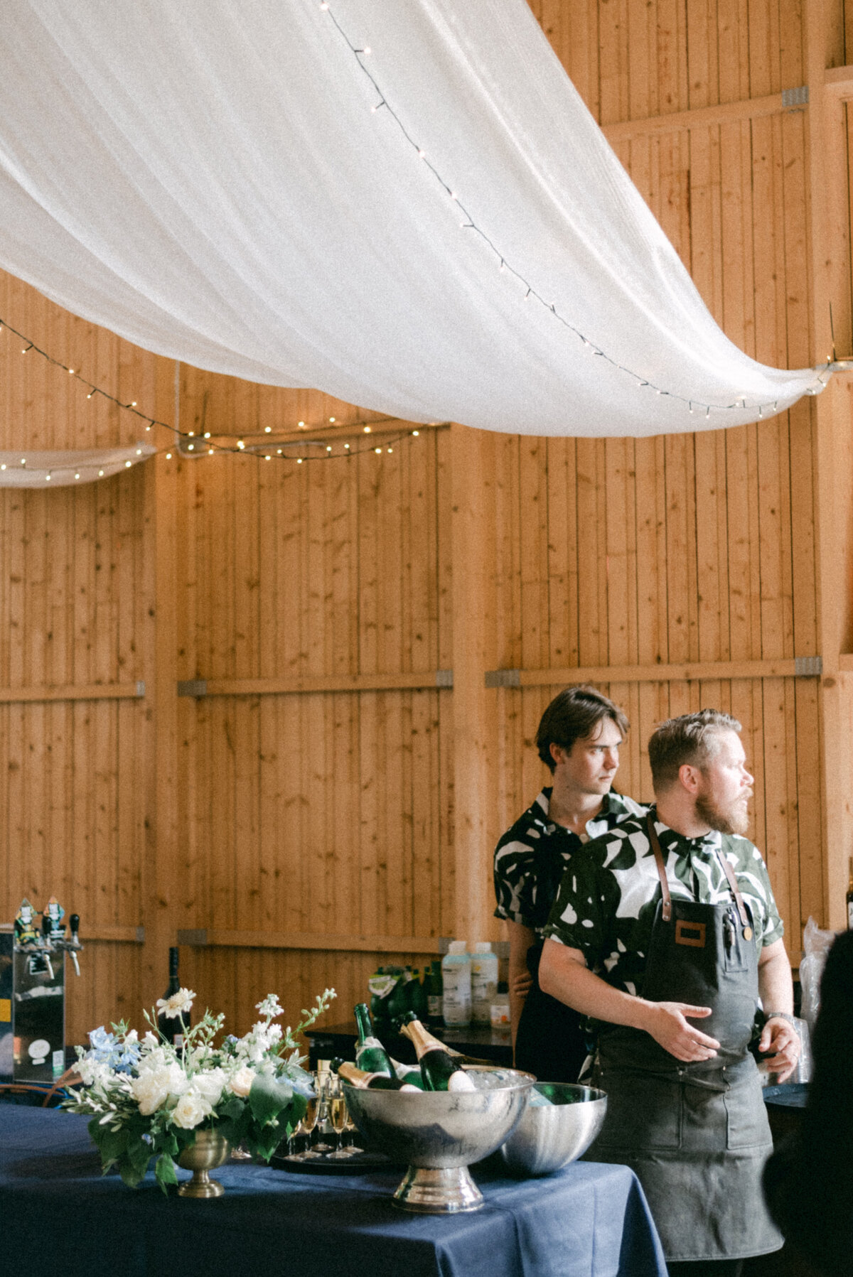Hääjuhlien koristeluja ja kukkia sekä baaritiski hääkuvaaja Hannika Gabrielssonin kuvaamana.