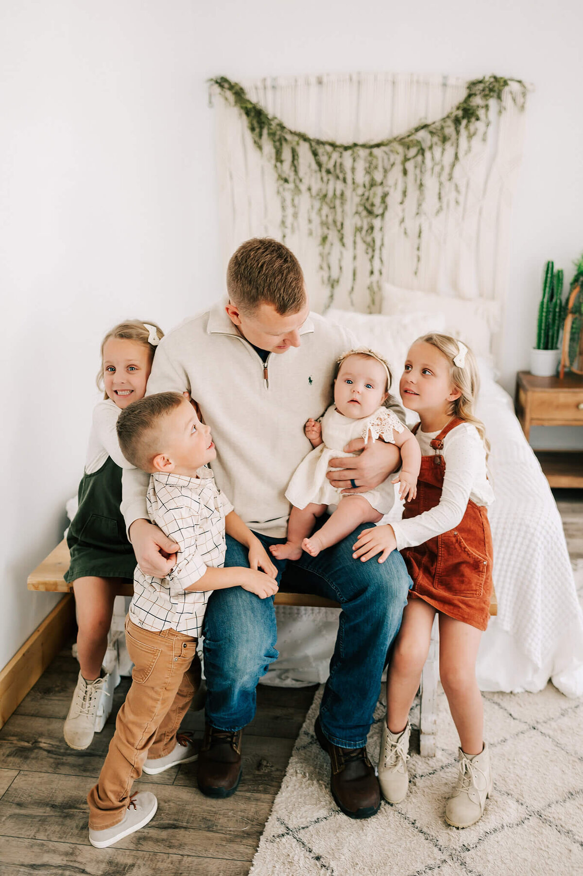 Springfield MO family photographer Jessica Kennedy of The XO Photography captures dad cuddling kids